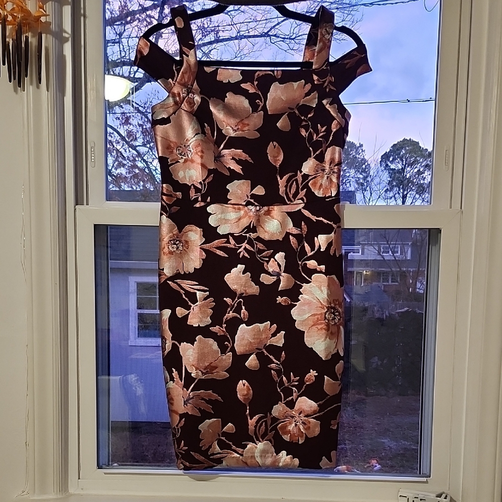 Beige By ECI, Petite/Size 4P Floral Women's Dress in Purple and Pink.